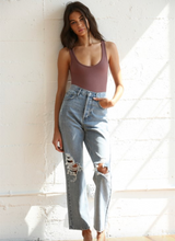 Load image into Gallery viewer, Mid Rise Distressed Jeans